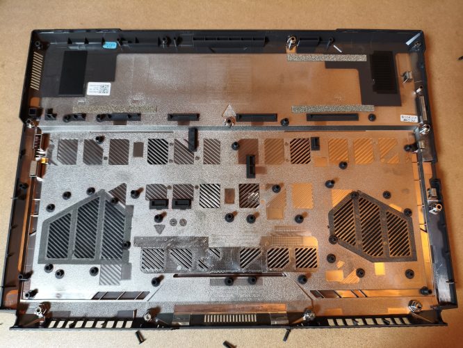 裏蓋の内側 ASUS TUF Gaming F16 FX607 (2024)