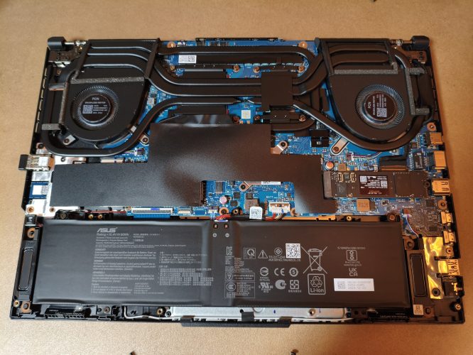 裏蓋を開けた様子 ASUS TUF Gaming F16 FX607 (2024)