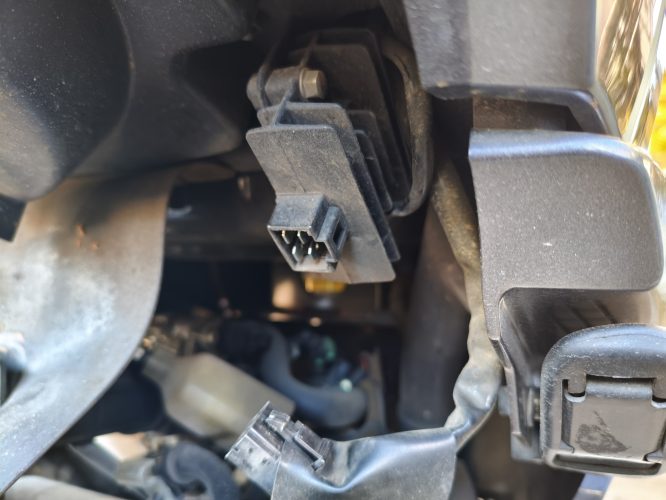 トリシティ125（EBJ-SE82J）レギュレーターの位置アップ