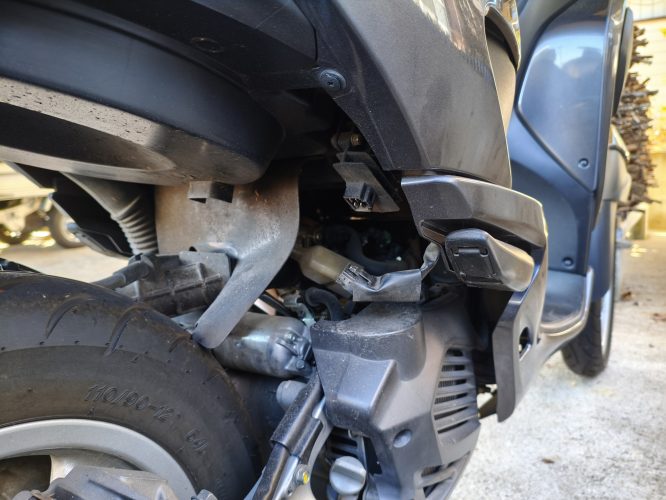 トリシティ125（EBJ-SE82J）レギュレーターの位置