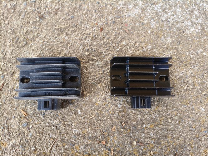 トリシティ125（EBJ-SE82J）純正レギュレーターと互換中華品1